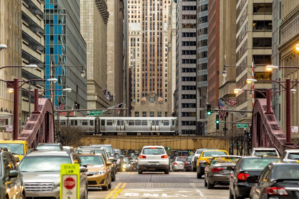 downtown-chicago-city-skyline-cityscape-united-states-america-with-subway-train