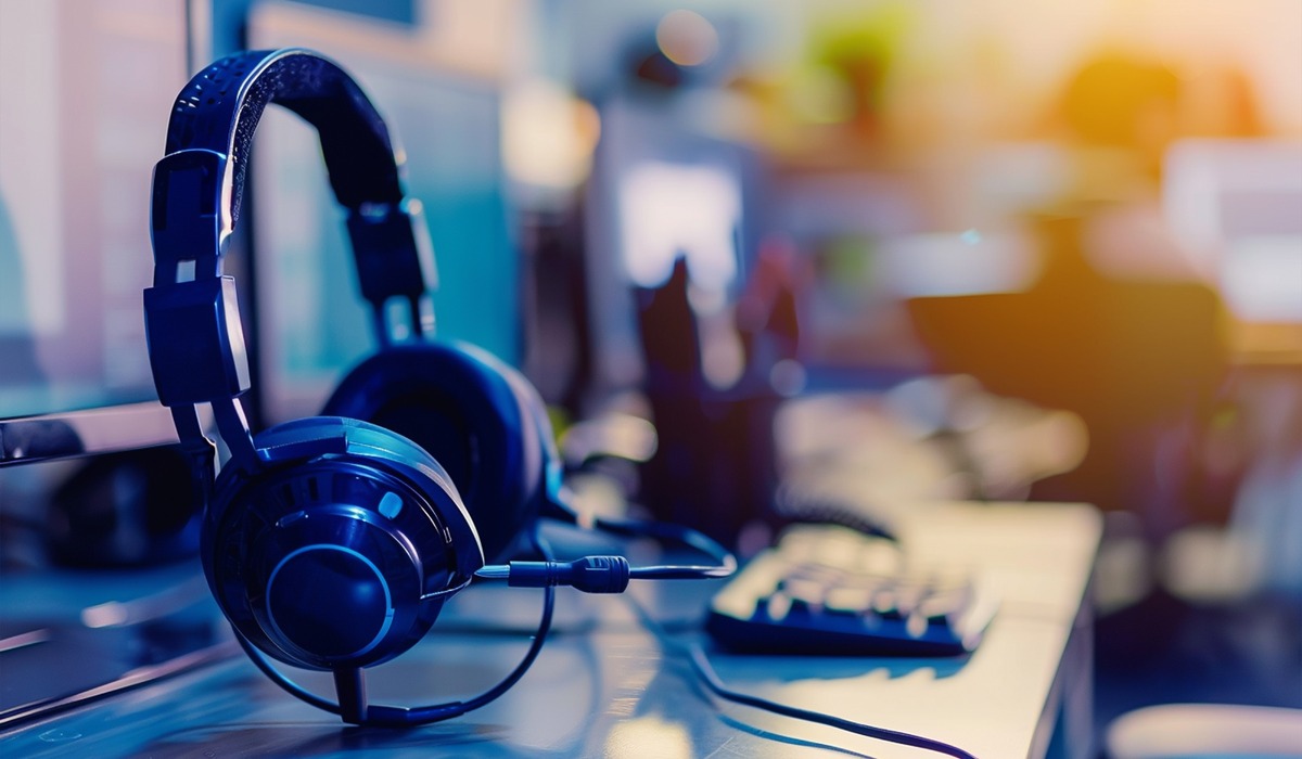 vecteezy_communication-support-call-center-and-customer-service_48389083-1